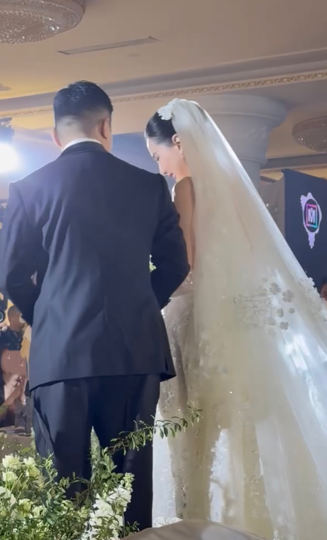 Trước đó ít lâu, Mai Ngọc tuy không công khai chuyện tình cảm nhưng đã để lộ một số hình ảnh ẩn ý khiến nhiều người đoán được rằng cô nàng đã tìm được hạnh phúc mới.