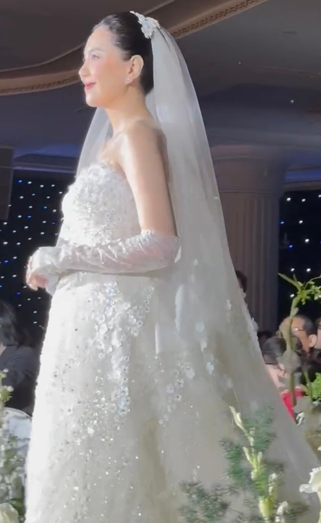 Vài ngày trở lại đây, mạng xã hội xôn xao hình ảnh Mai Ngọc tổ chức đám cưới. Tuy nhiên lễ cưới diễn ra kín đáo, với sự có mặt của số lượng ít khách mời.