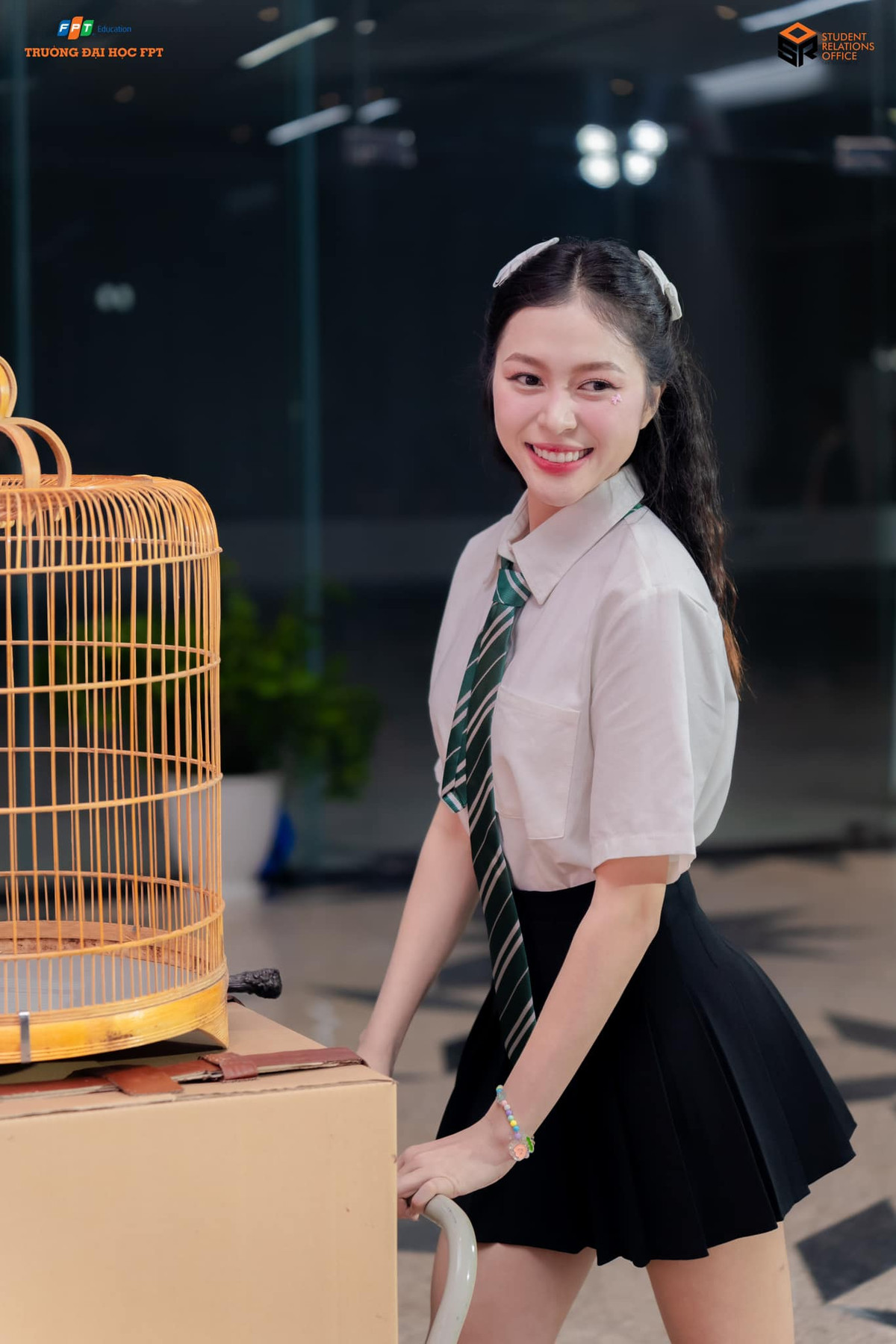 Tân Hoa hậu sở hữu gương mặt nhỏ nhắn và visual thanh thuần, trong trẻo trong trang phục nữ sinh.