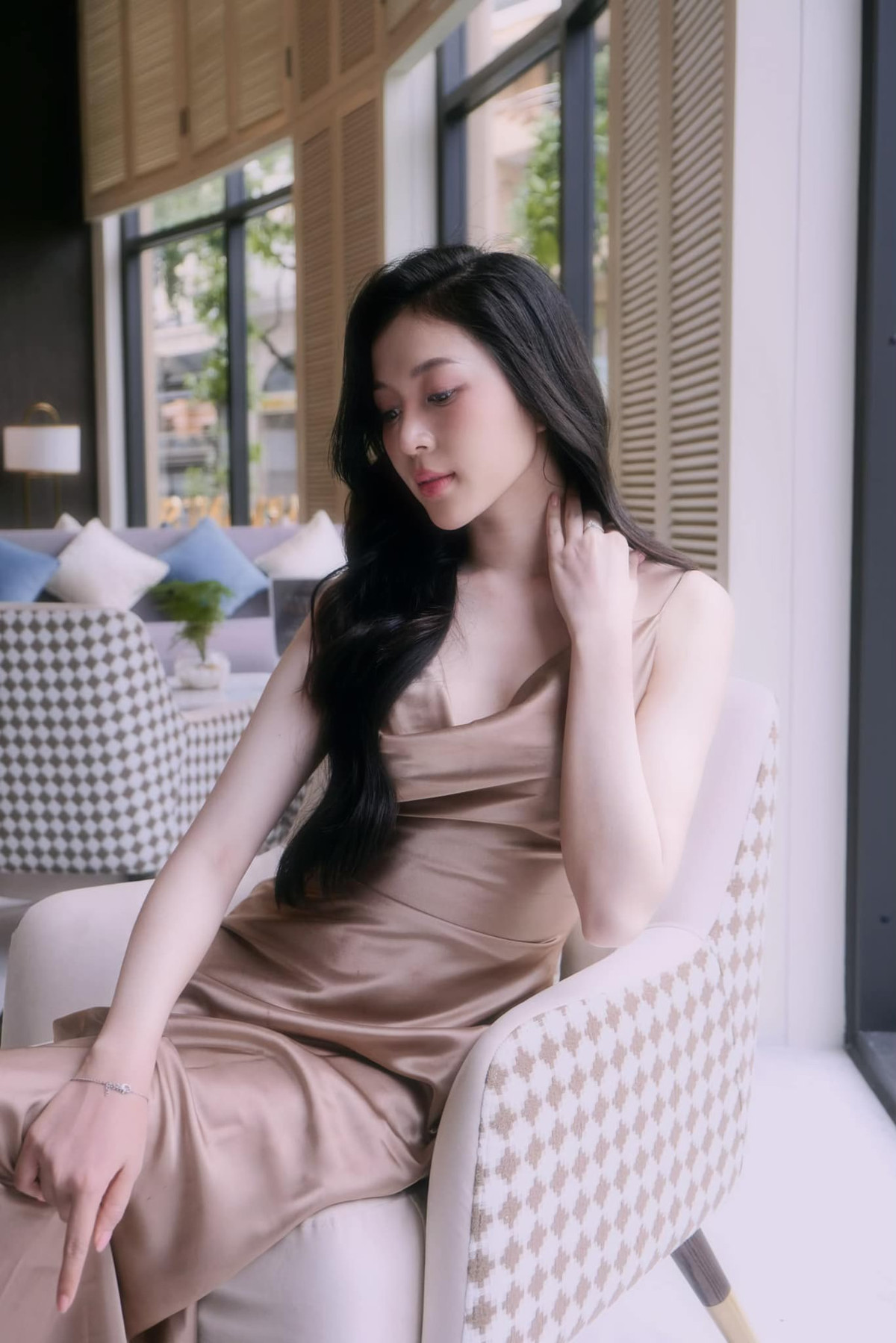 Khác với hình ảnh lộng lẫy, gợi cảm trên sân khấu, đời thường Nguyễn Ngọc Kiều Duy ghi điểm bởi phong cách nhẹ nhàng, nữ tính.