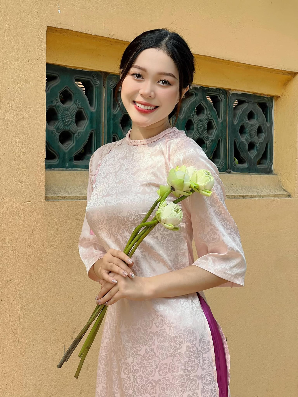 Trong những hình ảnh đời thường được đăng tải lên trang cá nhân, Kiều Duy gây ấn tượng bởi gương mặt thanh tú với đôi mắt to, nụ cười tươi.