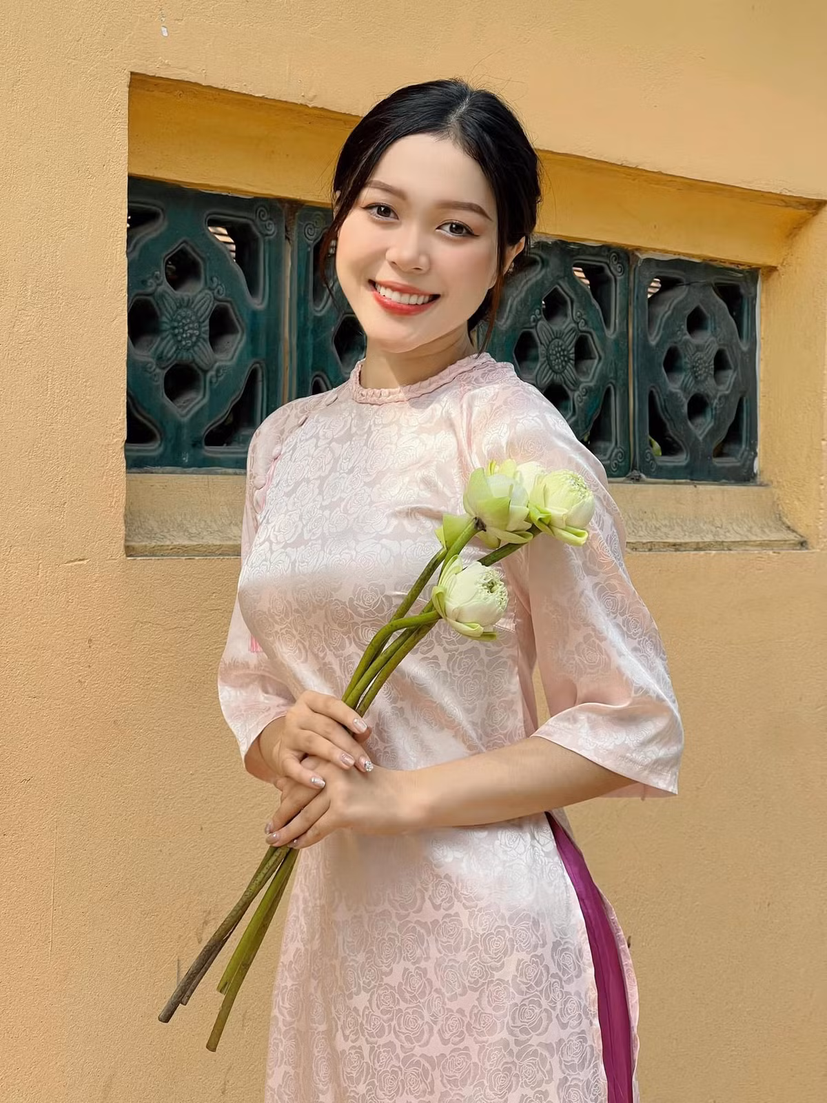 Trong những hình ảnh đời thường được đăng tải lên trang cá nhân, Kiều Duy gây ấn tượng bởi gương mặt thanh tú với đôi mắt to, nụ cười tươi.