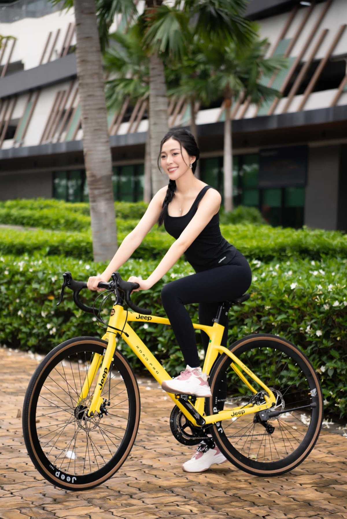 Trong những hình ảnh mộc mạc, Kiều Duy ghi điểm với nụ cười tạo được thiện cảm với mọi người xung quanh.