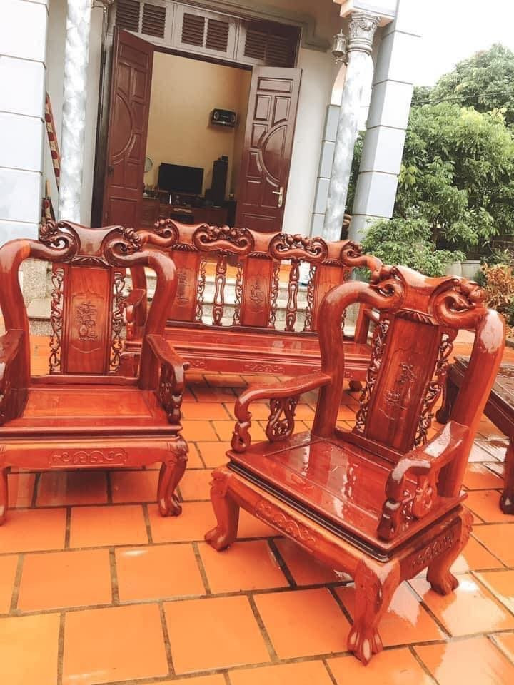 Nhiều người không thể kiên nhẫn ngồi lau tỉ mẩn từng ngóc ngách một nên quyết định đem hẳn bàn ghế ra sân để dùng vòi xịt.