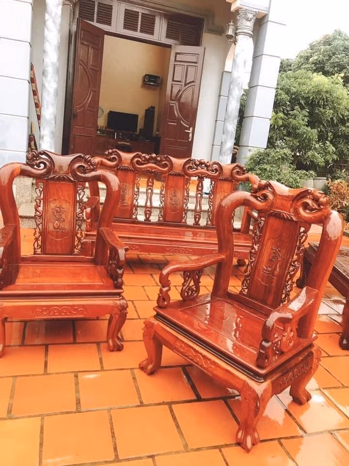 Nhiều người không thể kiên nhẫn ngồi lau tỉ mẩn từng ngóc ngách một nên quyết định đem hẳn bàn ghế ra sân để dùng vòi xịt.