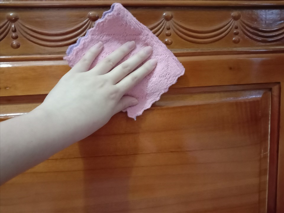 Lau sạch những bộ bàn ghế là nỗi niềm khó nói thành lời của nhiều bạn trẻ.