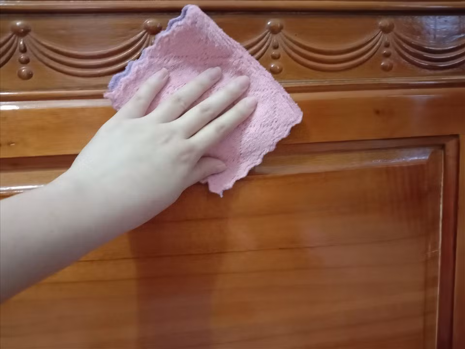 Lau sạch những bộ bàn ghế là nỗi niềm khó nói thành lời của nhiều bạn trẻ.