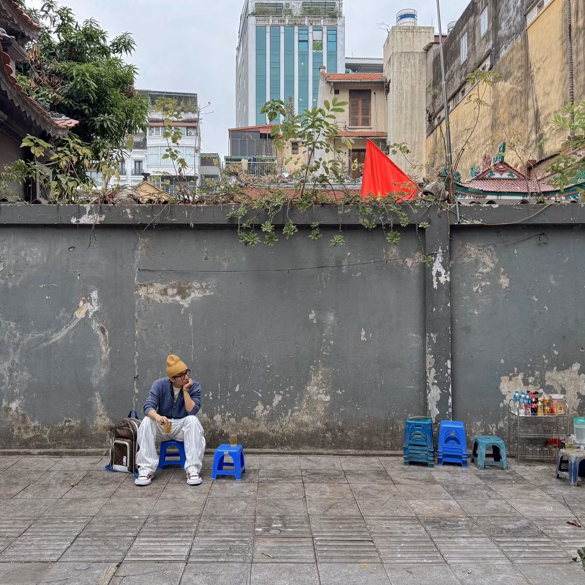 Trước khi đăng những bức hình đi xích lô gây "xôn xao" cõi mạng, Sơn Tùng cũng từng khiến một quán trà đá vỉa hè nổi khắp mạng xã hội khi check-in tại đây. (Ảnh: Sơn Tùng M-TP)