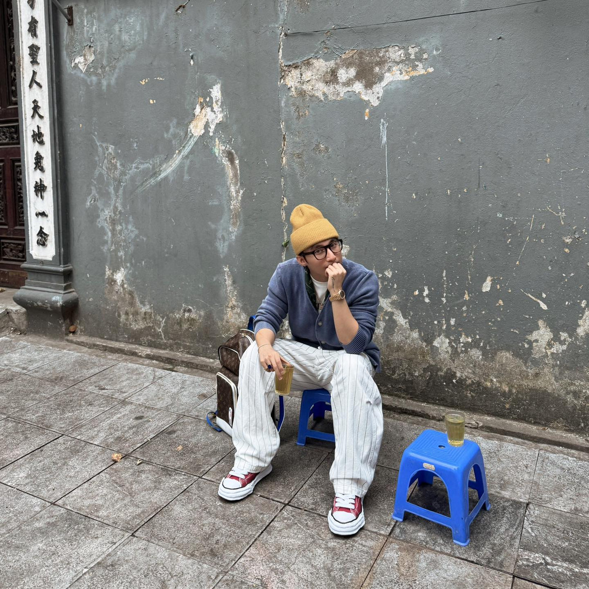 Chỉ sau vài giờ khi đăng tải loạt ảnh đi trà đá, quán trà đá này trở thành địa điểm "hot" nhất Hà Nội. (Ảnh: Sơn Tùng M-TP)