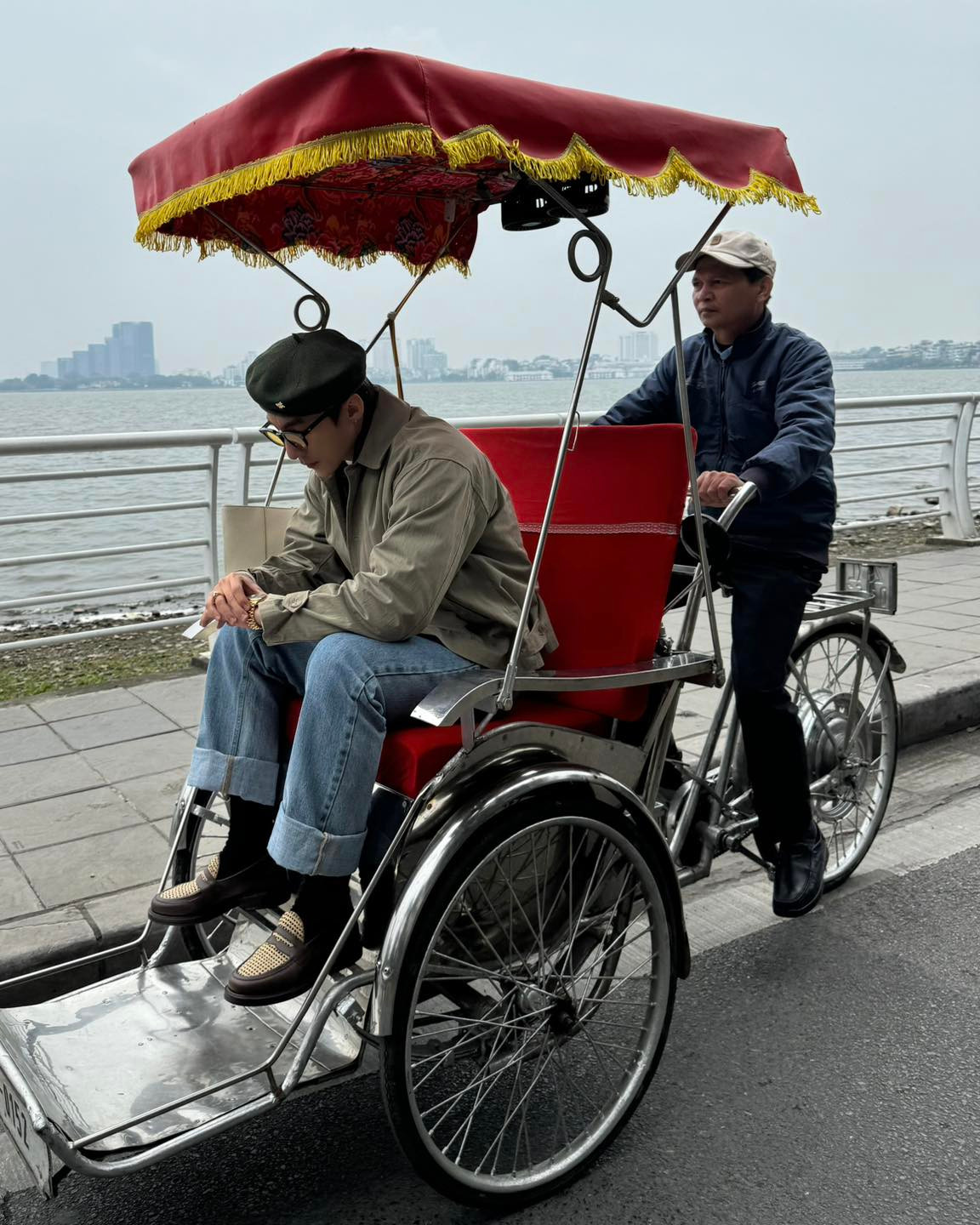 Theo nam ca sĩ chia sẻ, ban đầu anh định ngồi xích lô đi vòng hồ Gươm. Tuy nhiên đúng vào dịp cuối tuần nên các tuyến phố quanh hồ Gươm cấm đường, anh đành chuyển hướng đi hồ Tây. (Ảnh: Sơn Tùng M-TP)