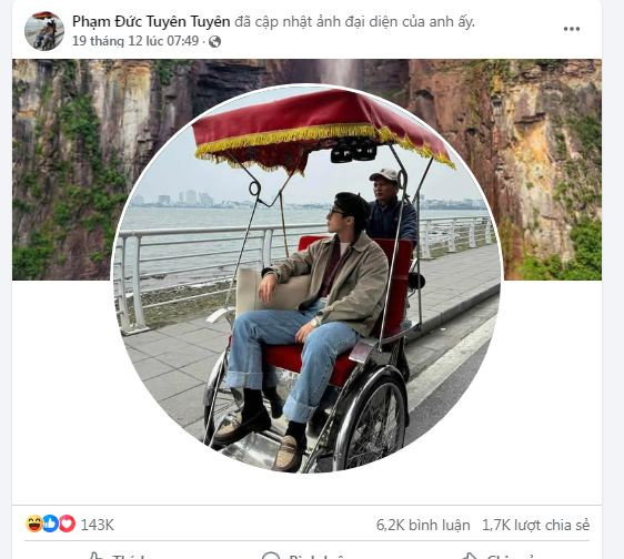 Từ đó, anh Tuyên bỗng dưng nổi tiếng, được nhiều người “săn đón”. Lượng người theo dõi trang Facebook cá nhân của tài xế xích lô này tăng không ngừng, đến hiện tại đã có hơn 17.000 người theo dõi. Bức ảnh chở Sơn Tùng được anh Tuyên làm hình đại diện nhận được hơn 143.000 lượt yêu thích - một con số khổng lồ. (Ảnh: Phạm Đức Tuyên Tuyên)