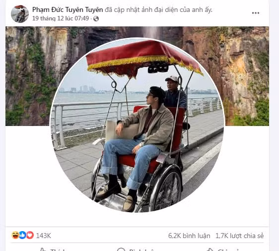 Từ đó, anh Tuyên bỗng dưng nổi tiếng, được nhiều người “săn đón”. Lượng người theo dõi trang Facebook cá nhân của tài xế xích lô này tăng không ngừng, đến hiện tại đã có hơn 17.000 người theo dõi. Bức ảnh chở Sơn Tùng được anh Tuyên làm hình đại diện nhận được hơn 143.000 lượt yêu thích - một con số khổng lồ. (Ảnh: Phạm Đức Tuyên Tuyên)