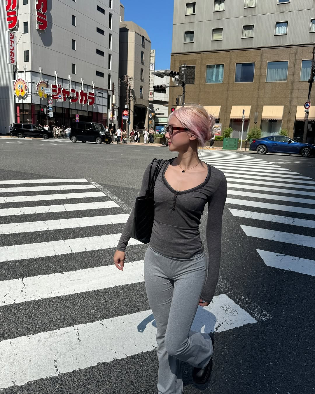 Vyvan Le tên thật là Lê Vỹ Vân sinh năm 1995, mang 2 dòng máu Việt – Trung. Cô hiện đang sống và làm việc tại Hà Lan.