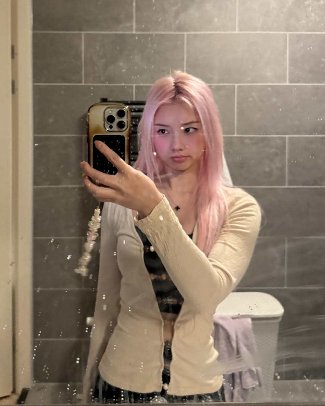 Nhiều người đã bày tỏ cảm xúc trước hình ảnh gợi cảm của cô nàng: "Gương bẩn nhưng che được vẻ đẹp của chị", "uầy số 1 lòng em"...