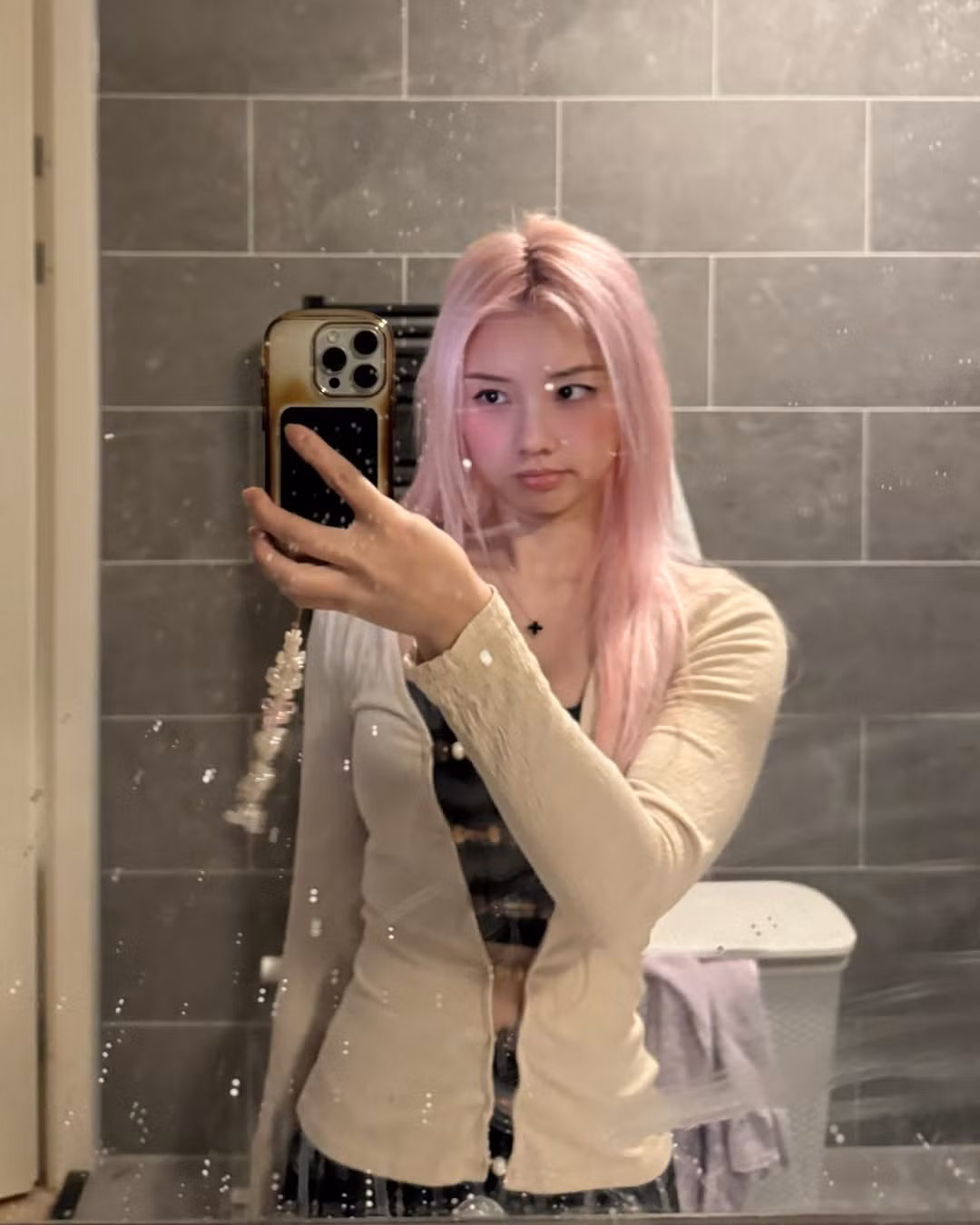 Nhiều người đã bày tỏ cảm xúc trước hình ảnh gợi cảm của cô nàng: "Gương bẩn nhưng che được vẻ đẹp của chị", "uầy số 1 lòng em"...