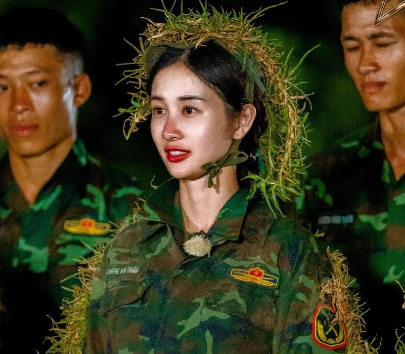 Cô nàng cũng khiến nhiều người phải bật cười với màn hô tên đáng yêu: "Báo cáo đồng chí !!! Tôi - đồng chí Vũ Phương Anh, không sợ hổ, không sợ rắn, chỉ sợ ma.."