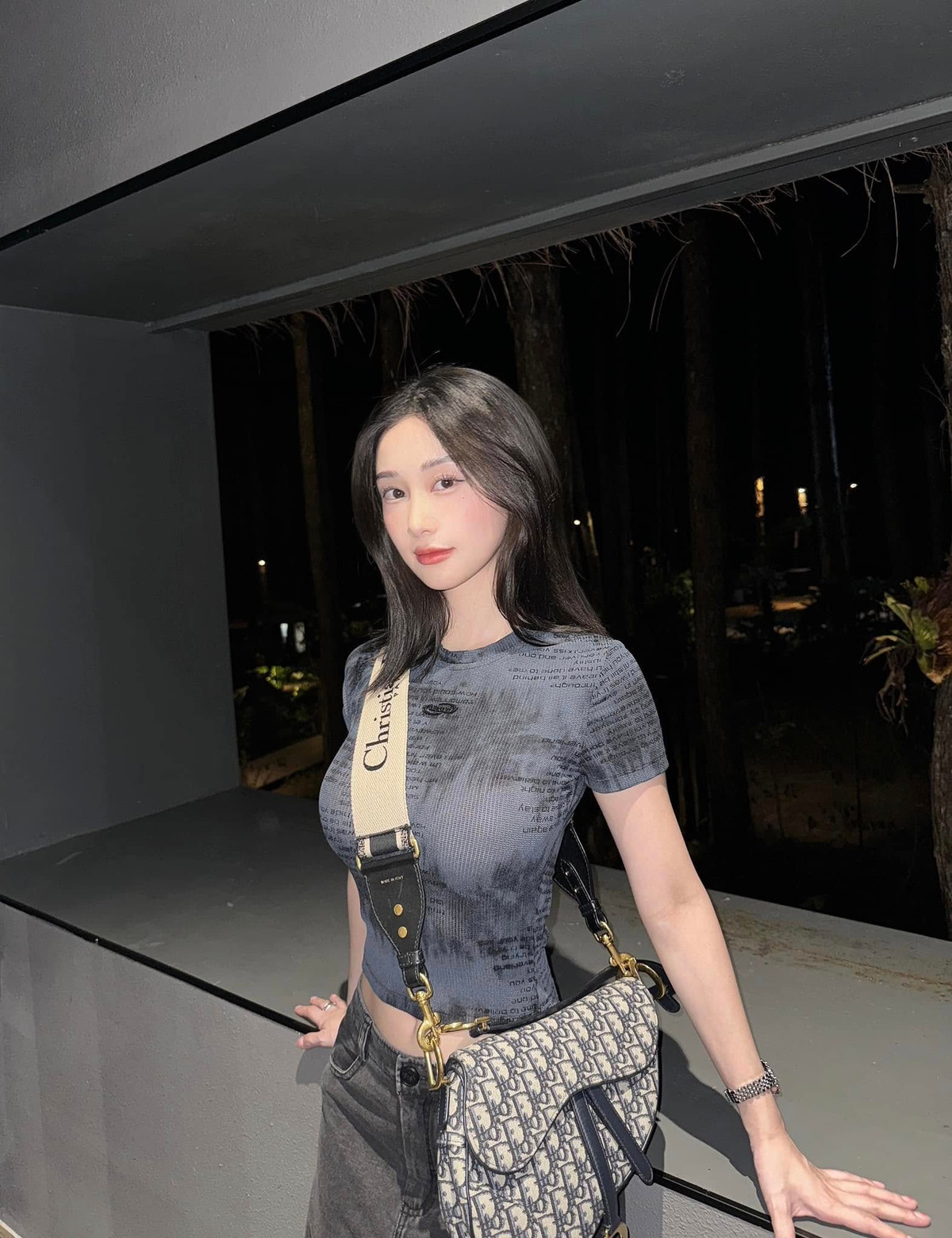 Sở hữu nét đẹp trong trẻo, dịu dàng cùng nụ cười tươi, cô nàng làm mẫu ảnh cho nhiều tờ báo tuổi teen từ khi còn ở Việt Nam. Tại xứ sở chùa vàng, Jun Vũ tiếp tục chụp hình mẫu cho nhiều thương hiệu thời trang. 9X được đặt cho biệt danh "cô gái trà sữa" từ những ngày đầu được chú ý.