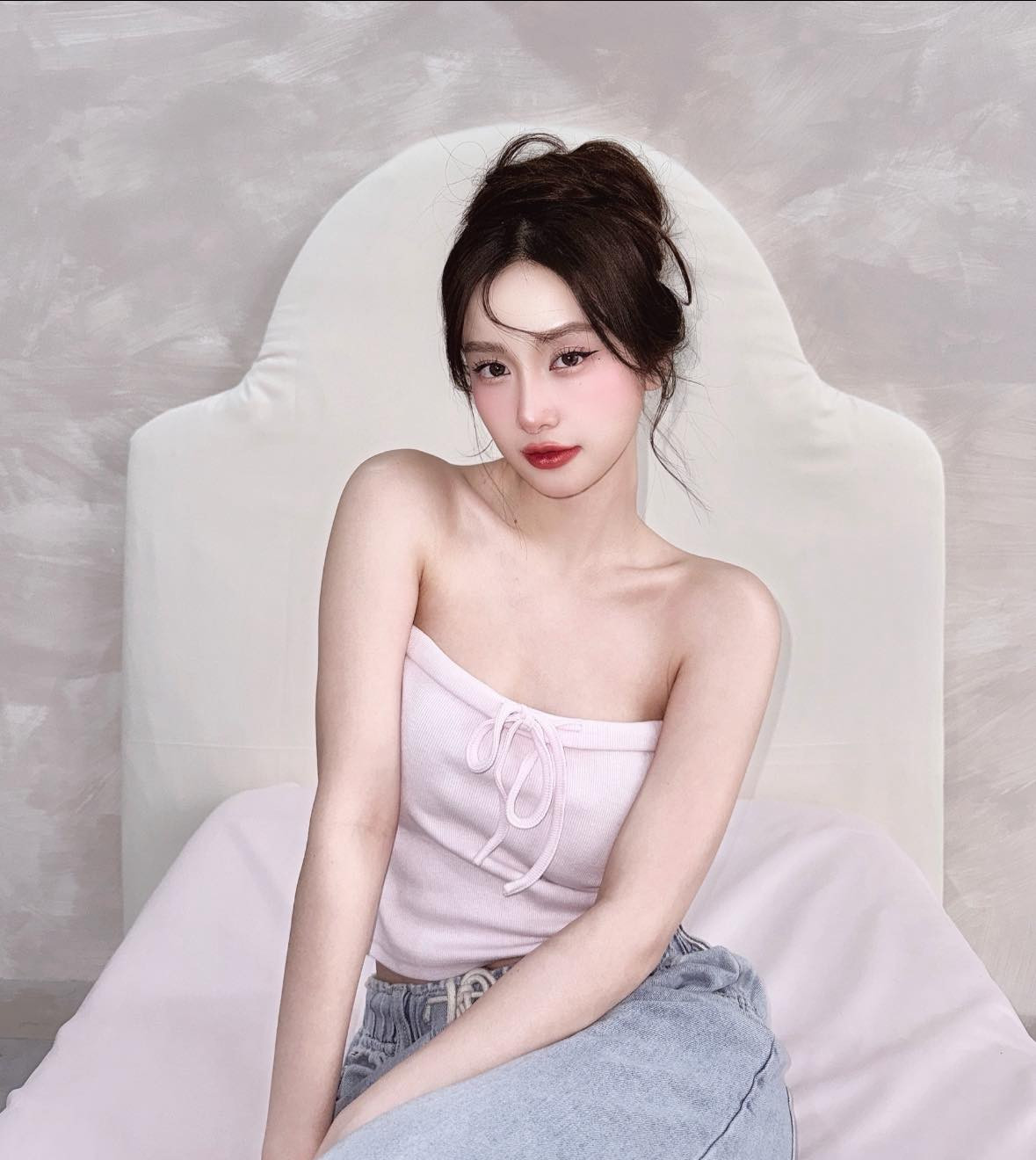 Sở hữu chiều cao 1,62m không quá lý tưởng nhưng nữ diễn viên khéo léo phối đồ để trông "hack chiều cao" (nhìn cao hơn so với thực tế). Cô là gương mặt quảng cáo khá "đắt show" cho nhiều thương hiệu. (Ảnh: FBNV)