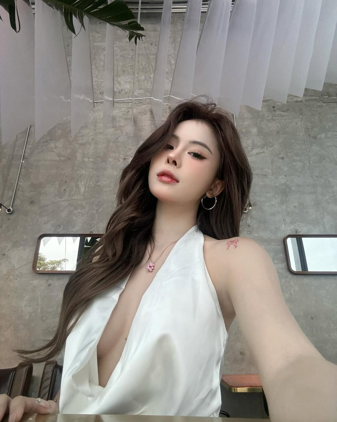 Là một gương mặt sáng giá trong làng mẫu ảnh hiện nay, Ngân Hà sở hữu nét đẹp trong sáng đáng yêu với khuôn mặt thanh tú và đôi mắt biết nói.