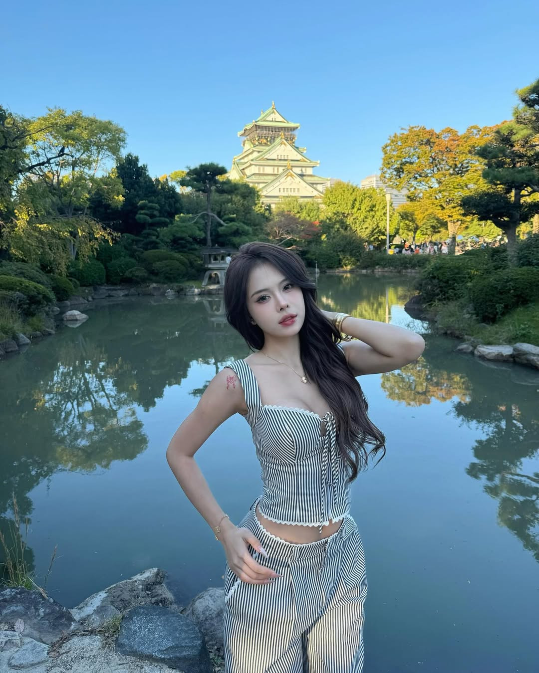 Theo đuổi lĩnh vực thời trang, cô nàng luôn biết cách làm mới mình trong những phong cách khác nhau.