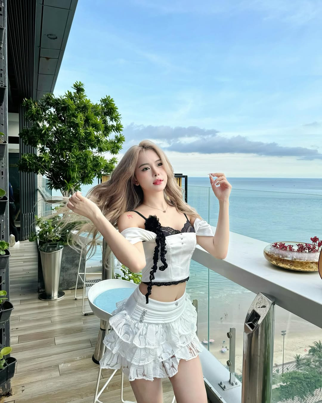 Những bức ảnh mới nhất trên trang cá nhân của cô cho thấy vòng 1 đầy đặn và quyến rũ hơn trước, làm dấy lên nghi vấn rằng cô đã can thiệp thẩm mỹ để cải thiện vòng một.