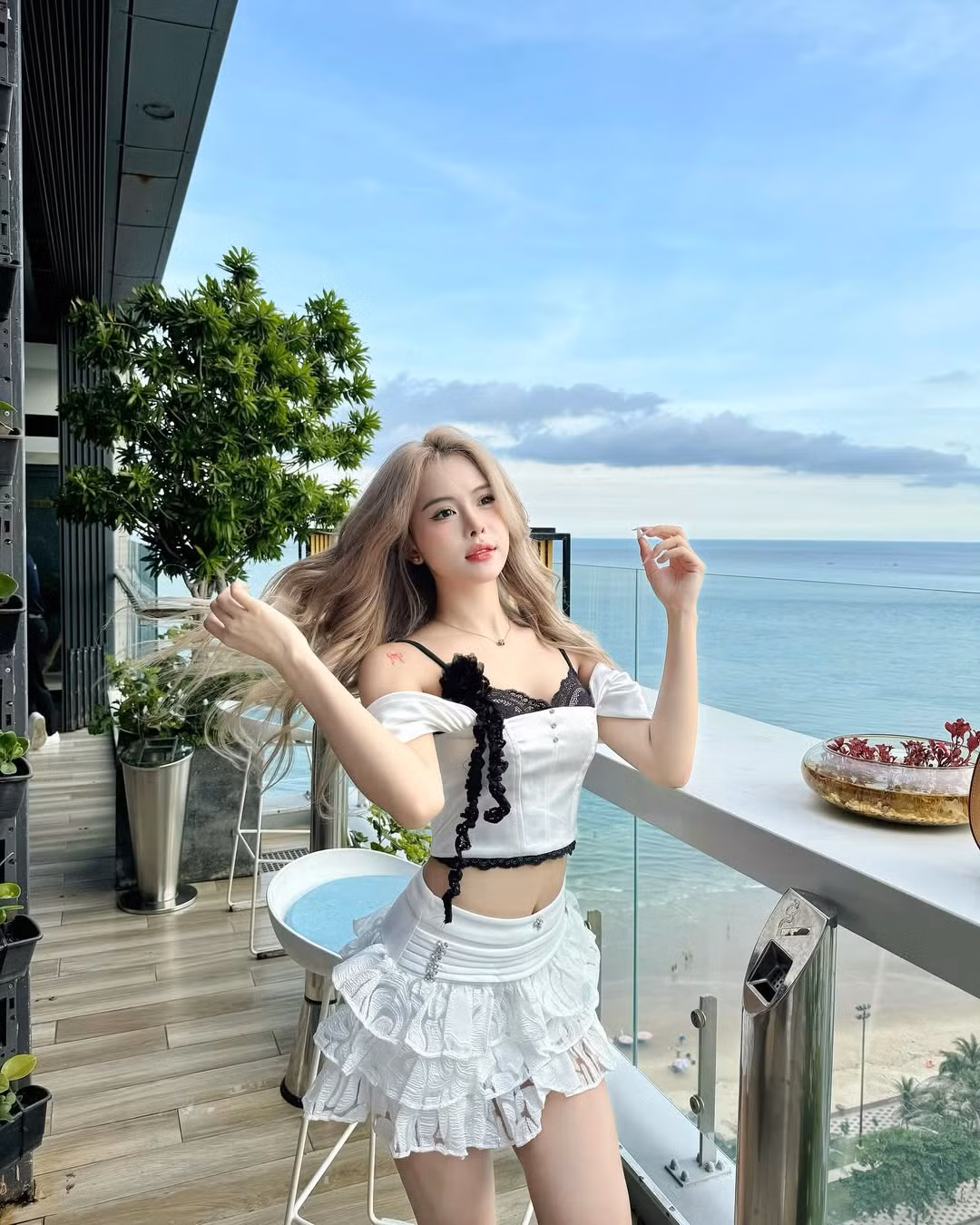 Những bức ảnh mới nhất trên trang cá nhân của cô cho thấy vòng 1 đầy đặn và quyến rũ hơn trước, làm dấy lên nghi vấn rằng cô đã can thiệp thẩm mỹ để cải thiện vòng một.