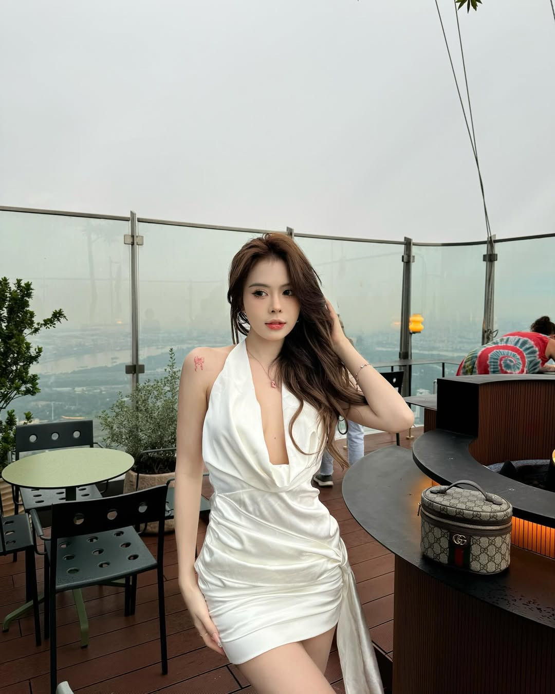 Cô nàng ngày càng biết tạo dáng trước ống kính để có được bức ảnh đẹp nhất.