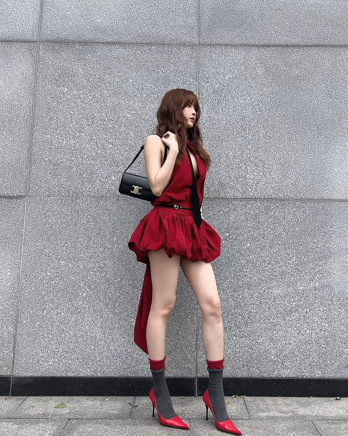 Trong chiếc váy dáng bí khoét sâu táo bạo, kết hợp giày cao gót mũi nhọn ton-sur-ton, Thiều Bảo Trâm đã khẳng định gu thời trang độc đáo và quyến rũ của mình.