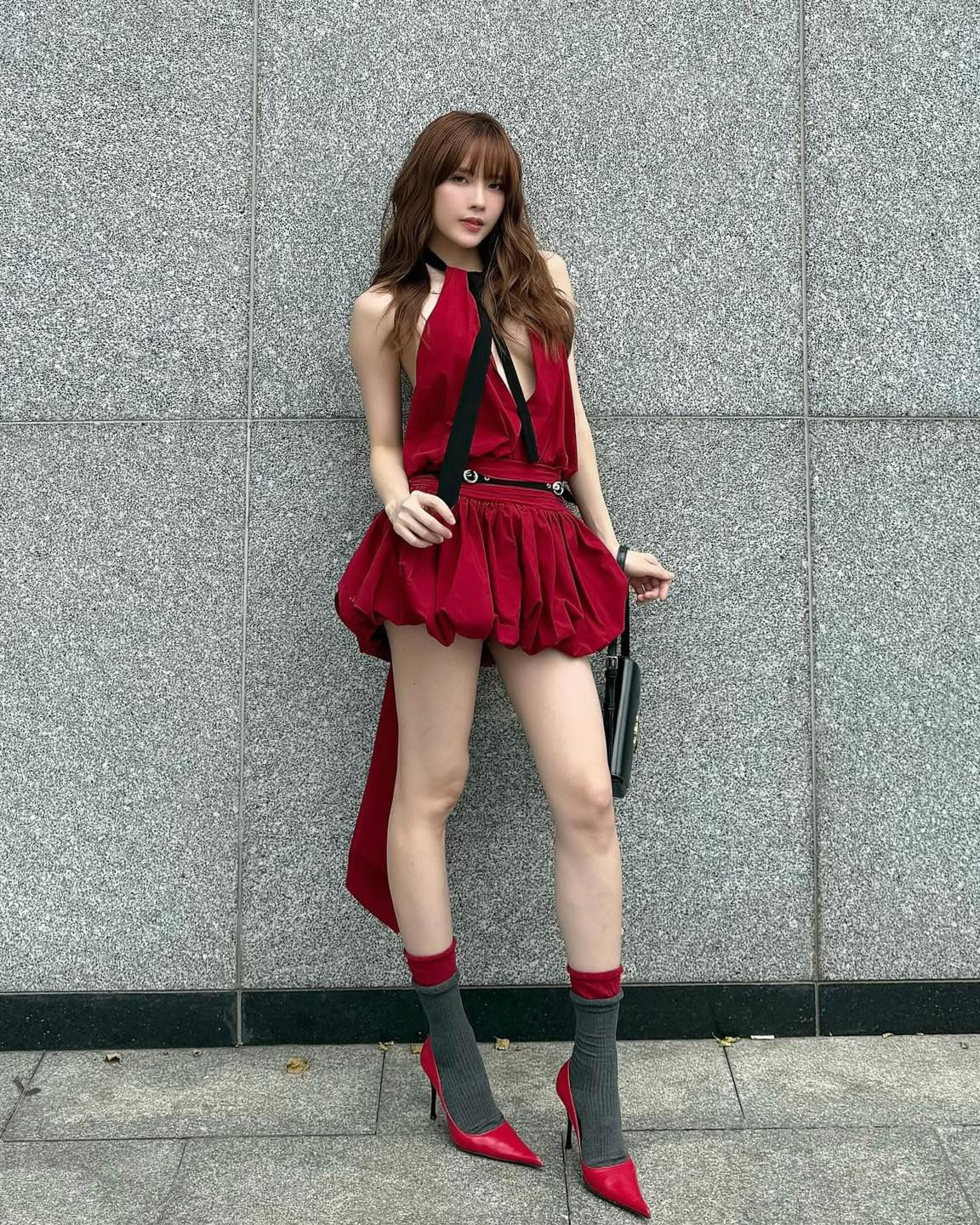 Đặc biệt đôi chân dài thẳng tắp như kiếm Nhật của nữ ca sĩ họ Thiều khiến netizen phải xuýt xoa không ngớt: "Chân này mới là chân chứ, như chân mình chỉ là phương tiện di chuyển thôi", "ôi mê đôi chân ấy quá", "như nữ thần luôn đó", "ả ta ngày càng đẹp, ngày càng tỏa sáng".