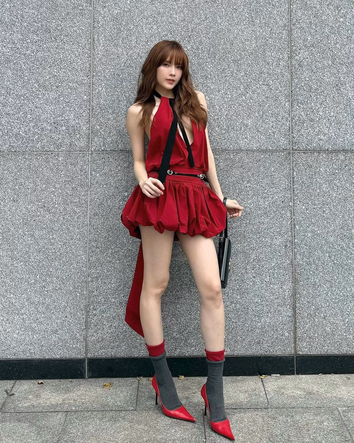 Đặc biệt đôi chân dài thẳng tắp như kiếm Nhật của nữ ca sĩ họ Thiều khiến netizen phải xuýt xoa không ngớt: "Chân này mới là chân chứ, như chân mình chỉ là phương tiện di chuyển thôi", "ôi mê đôi chân ấy quá", "như nữ thần luôn đó", "ả ta ngày càng đẹp, ngày càng tỏa sáng".