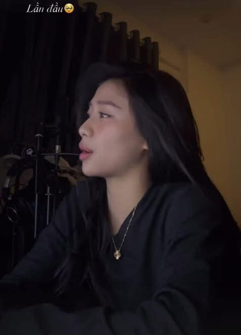 Ở phần bình luận, cô nàng nhận về khá nhiều ý kiến trái chiều. Có ý kiến cho rằng cô nàng khá tự tin khi khoe giọng chưa qua chỉnh sửa một cách công khai. Tuy nhiên hầu hết các bình luận đều bày tỏ giọng hát của cô nàng "đang đánh nhau với âm nhạc": "Tập đọc hả","mỗi chữ theo một tone khác nhau luôn á", "nghe không buồn nổi luôn ạ".