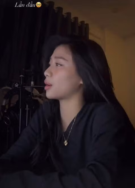 Ở phần bình luận, cô nàng nhận về khá nhiều ý kiến trái chiều. Có ý kiến cho rằng cô nàng khá tự tin khi khoe giọng chưa qua chỉnh sửa một cách công khai. Tuy nhiên hầu hết các bình luận đều bày tỏ giọng hát của cô nàng "đang đánh nhau với âm nhạc": "Tập đọc hả","mỗi chữ theo một tone khác nhau luôn á", "nghe không buồn nổi luôn ạ".