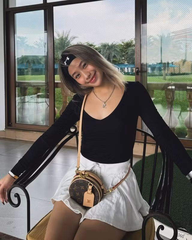 Liên tiếp vướng vào các ồn ào, từ việc chia sẻ tranh vẽ phản cảm liên quan đến chính trị, cũng như bị tố về lối sống phông bạt, cô nàng chỉ vừa mới quay trở lại với mạng xã hội đã tiếp tục phải ở ẩn để tránh chỉ trích tiêu cực.