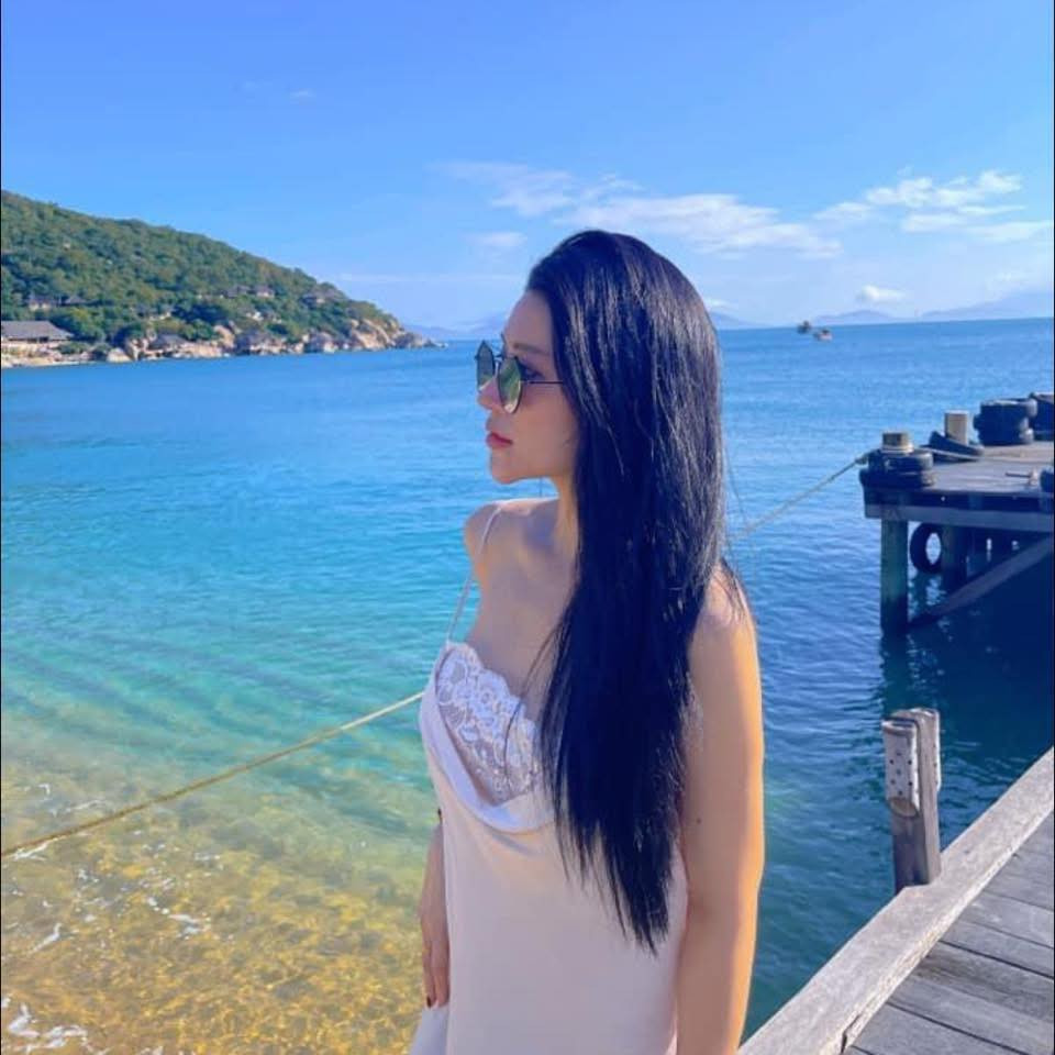 Trong một số hình ảnh hiếm hoi được đăng tải lên trang cá nhân, cô nàng vẫn sở hữu cuộc sống sung túc đầy đủ, thường đi du lịch đến nhiều địa điểm khác nhau trên thế giới.