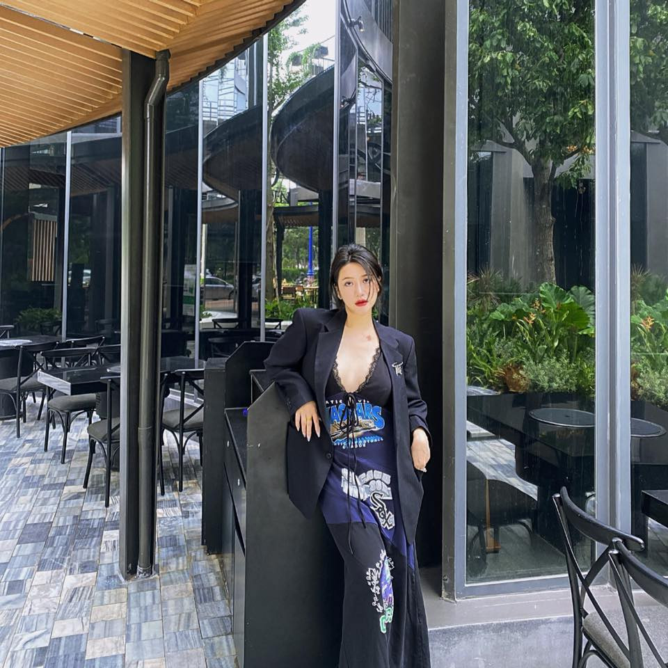 Cô nàng thường đăng tải hình ảnh con gái cùng chồng lên trang cá nhân. Theo những cập nhật mới đây, Vân Navy hiện đang làm công việc tư vấn về thẩm mỹ phong thủy và tarot định hướng công việc.