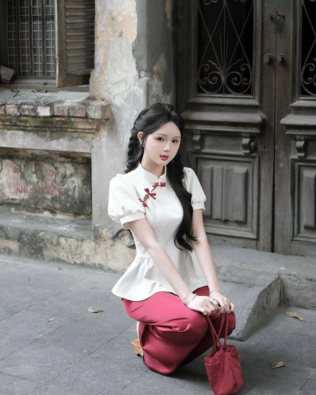 Sở hữu nhan sắc xinh đẹp như búp bê, ngoại hình mảnh mai, mọi trang phục được Hạnh Nguyễn diện lên đều có sức cuốn hút nhất định khiến người xem không thể rời mắt.