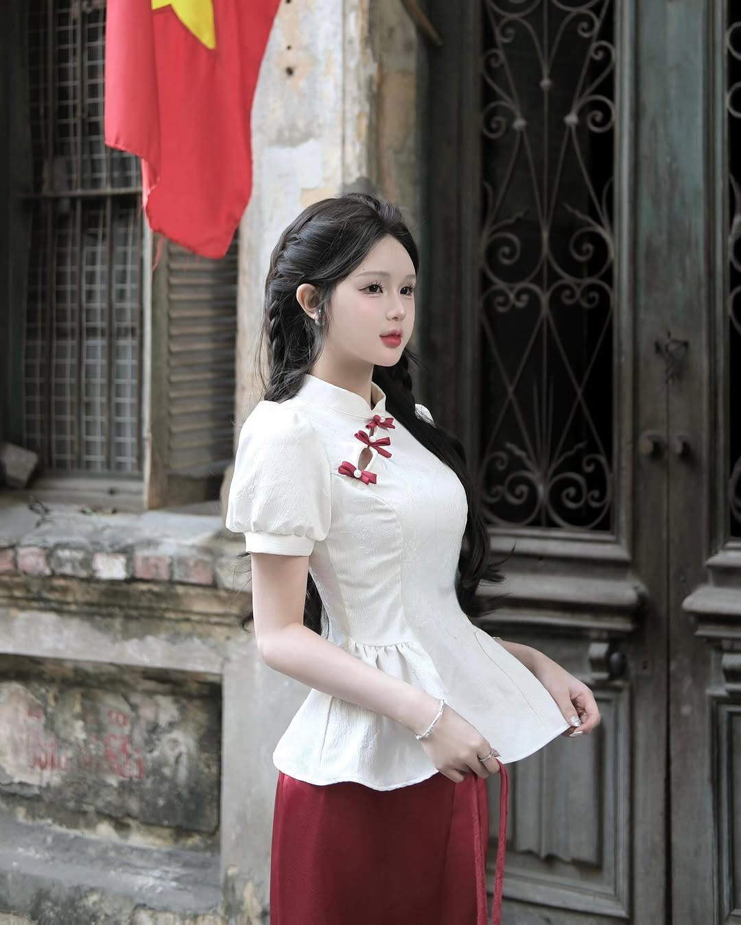 Tận dụng được ưu điểm ngoại hình đó, Hạnh Nguyễn thường làm các video về phối đồ xinh, hoặc check-in ở những địa điểm khác nhau thu hút rất nhiều sự chú ý.