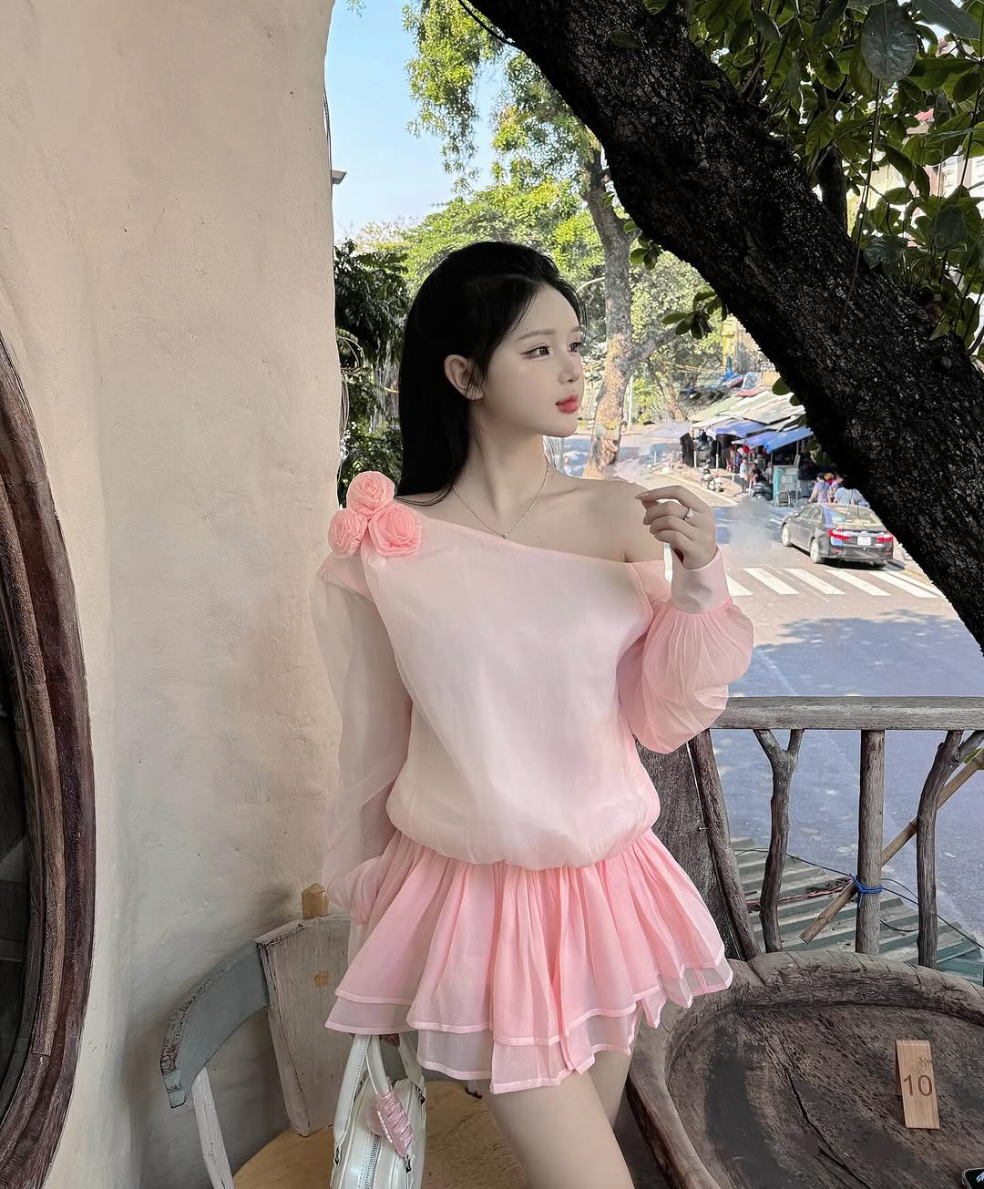 Mọi thiết kế mà cô nàng diện đều được nhiều người hỏi xin thông tin, địa chỉ mua.