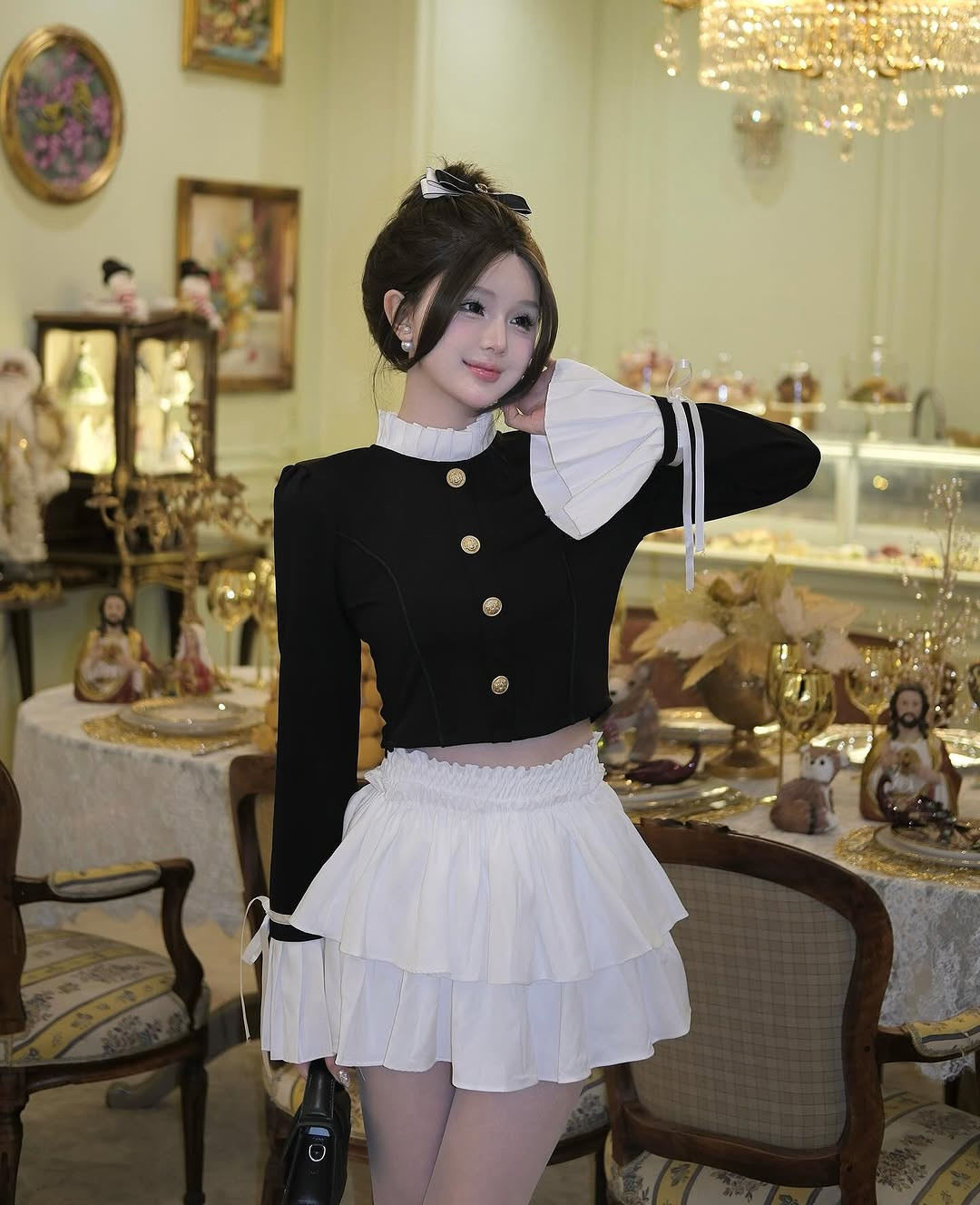 Lúc lại như một nàng tiểu thư ngọt ngào.