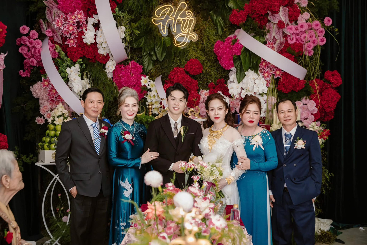 Được biết gia đình chú rể kinh doanh vàng và đá quý.