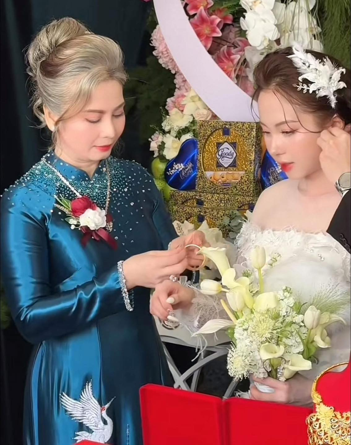 Được biết đây là màu tóc tự nhiên, hoàn toàn không qua tẩy nhuộm. Quyết định để màu tóc bạc tự nhiên lại càng khiến cho bà mẹ chồng càng sang trọng, cuốn hút.