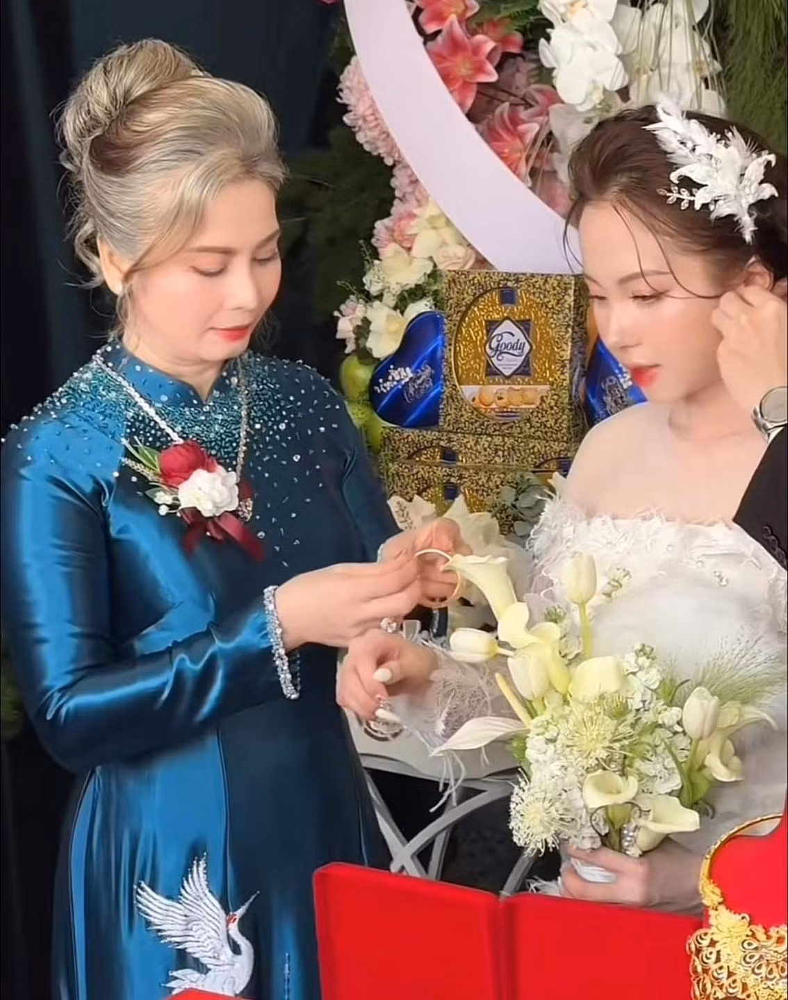 Được biết đây là màu tóc tự nhiên, hoàn toàn không qua tẩy nhuộm. Quyết định để màu tóc bạc tự nhiên lại càng khiến cho bà mẹ chồng càng sang trọng, cuốn hút.