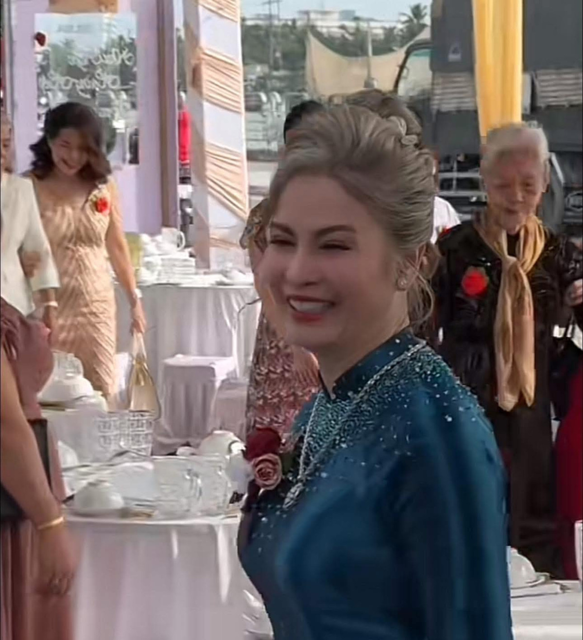 Không chỉ vậy, người mẹ chồng này còn sở hữu nhan sắc xinh đẹp dù ở lứa tuổi trung niên.