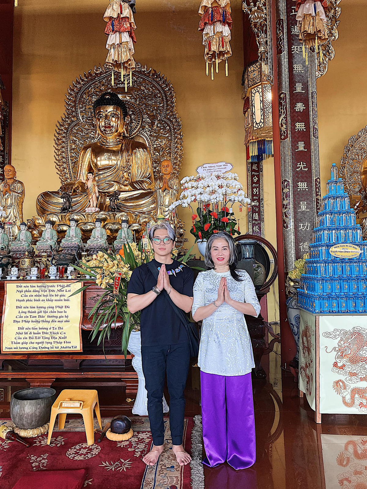 Được biết ngoài đời, bà mẹ chồng với mái tóc bạch kim nổi khắp mạng xã hội này cũng có gu thời trang thời thượng, trẻ trung. (Ảnh: Facebook)