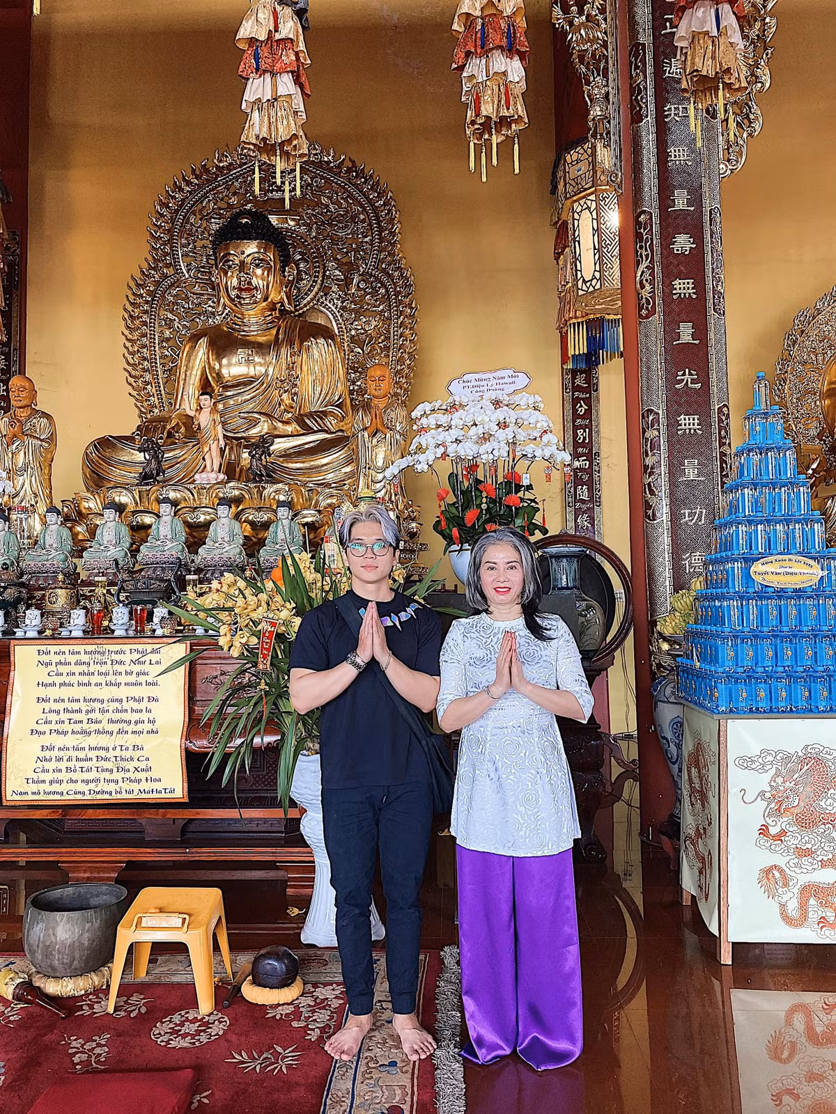 Được biết ngoài đời, bà mẹ chồng với mái tóc bạch kim nổi khắp mạng xã hội này cũng có gu thời trang thời thượng, trẻ trung. (Ảnh: Facebook)