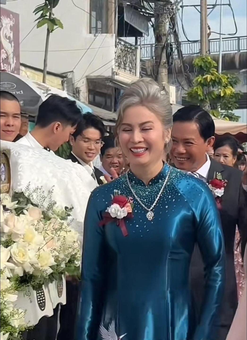 Làn da ít dấu hiệu lão hóa cùng đường nét gương mặt hài hòa khiến nhiều người không khỏi trầm trồ, đoán rằng hồi trẻ chắc nhan sắc này cũng phải cỡ "quốc sắc thiên hương".