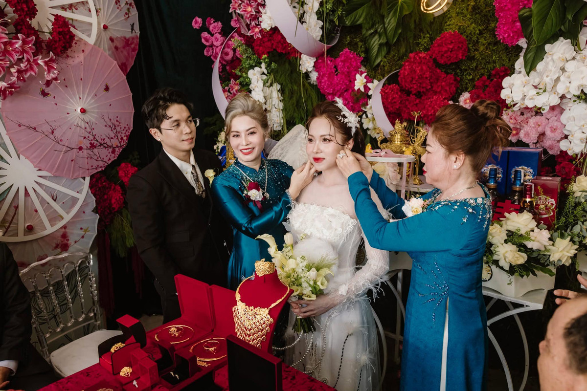 Không gian lễ đính hôn với chủ đề cổ tích cực thơ mộng, sang xịn min.