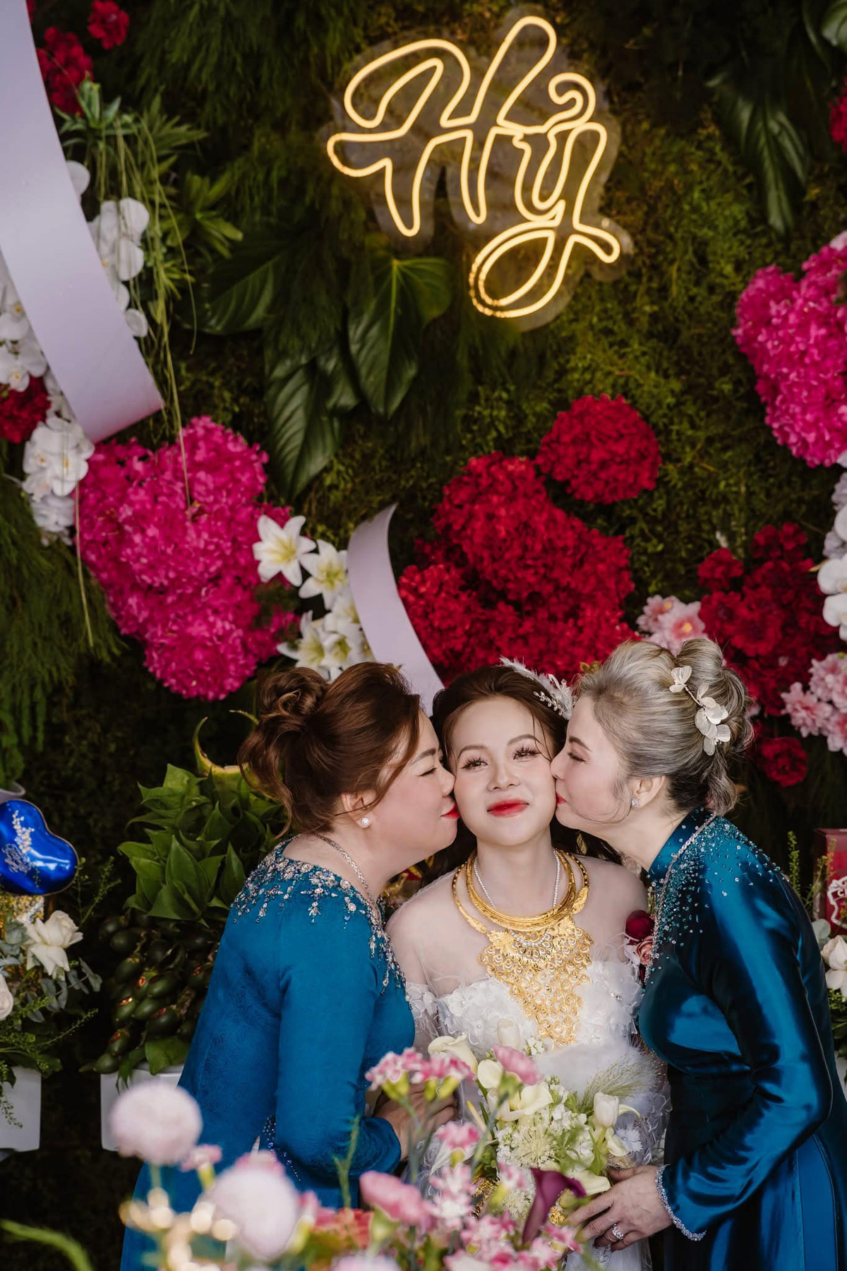 Chính vậy trong danh sách đồ cưới trao tặng cho con trai và con dâu không thiếu được những món giá trị gồm nhẫn vàng, kiềng, kim cương.