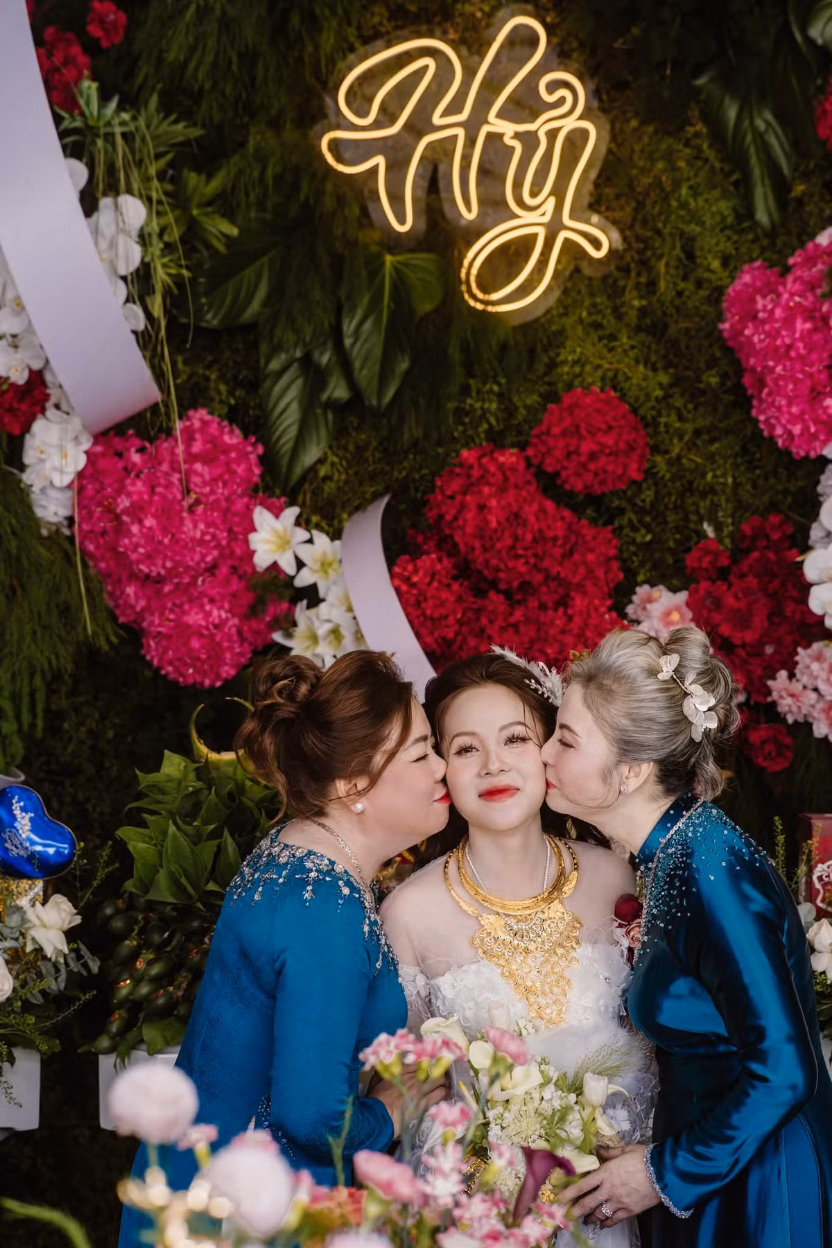 Chính vậy trong danh sách đồ cưới trao tặng cho con trai và con dâu không thiếu được những món giá trị gồm nhẫn vàng, kiềng, kim cương.