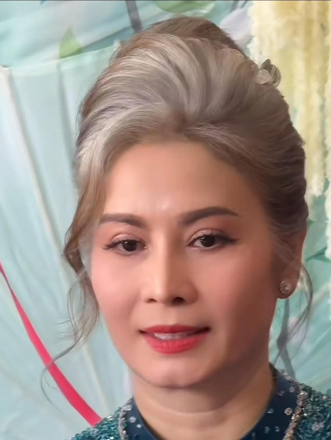 Người phụ nữ này trở thành tâm điểm chú ý với mái tóc màu bạch kim vô cùng nổi bật cùng khí chất sang trọng, quý phái.